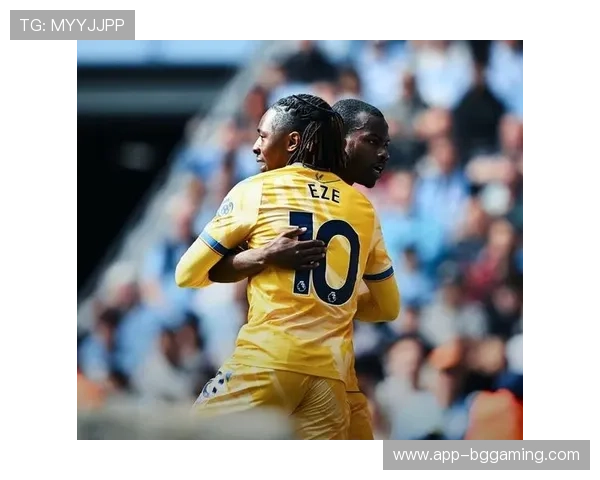 赛前热身时与小球童互动，曼城队长展示另一面